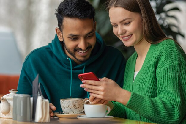 Photo medium shot smiley friends with smartphone