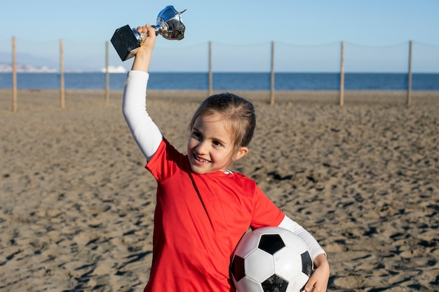 Photo medium shot smiley girl holding trophee