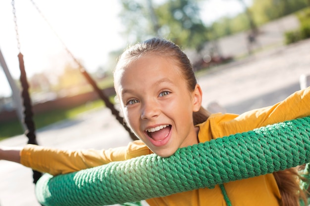 Photo medium shot smiley girl outdoors