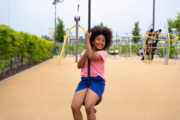 Photo medium shot smiley girl outdoors