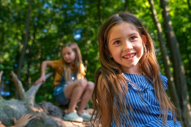 写真 ミディアムショットのスマイルの女の子屋外