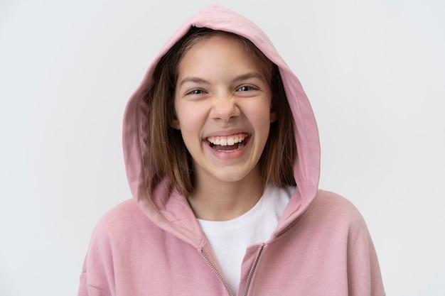 Photo medium shot smiley girl wearing hoodie