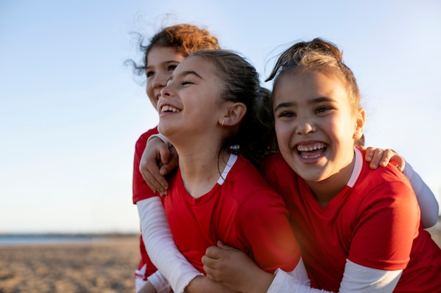 Photo medium shot smiley girls huggign