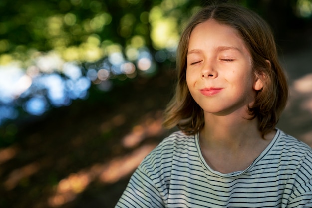 Photo medium shot smiley kid outdoors