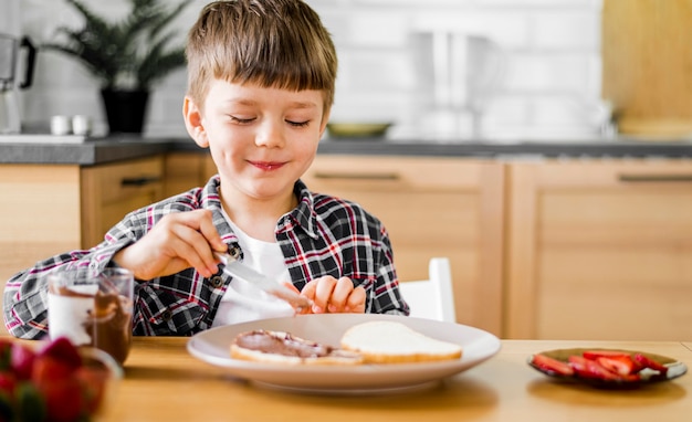 食べ物とミディアムショットの笑顔の子供