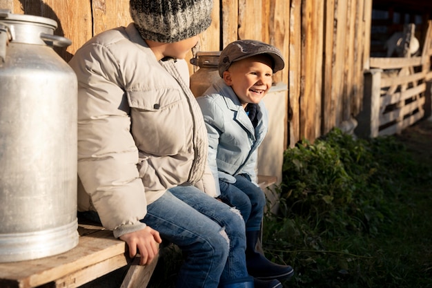 Foto medium shot smiley kinderen in de natuur