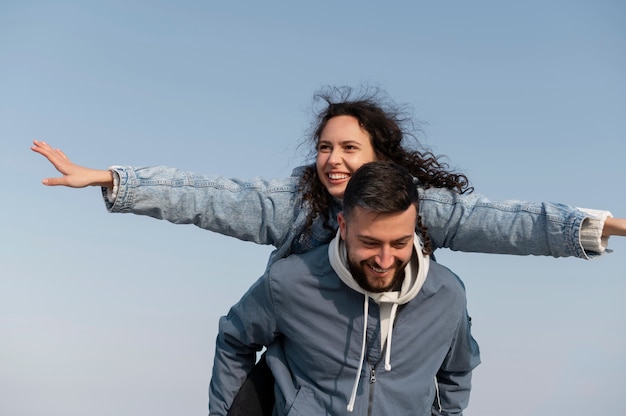 Photo medium shot smiley man carrying woman