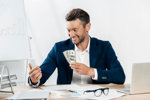 Photo medium shot smiley man holding banknotes