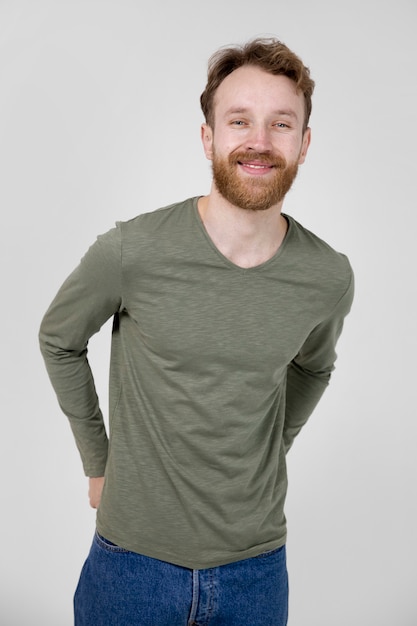 Medium shot smiley man met groen shirt