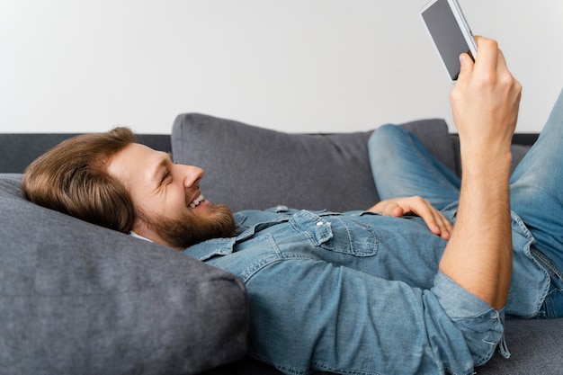 Medium shot smiley man met tablet