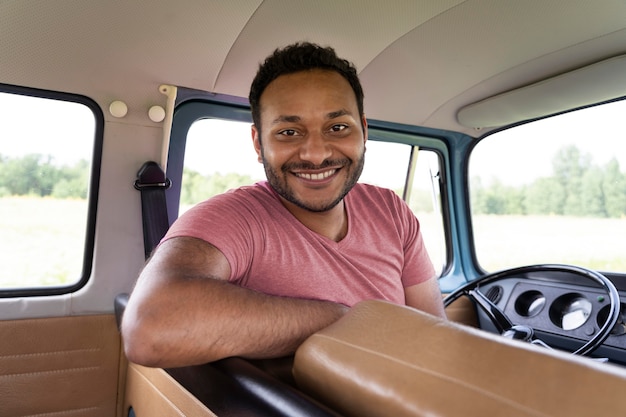 Photo medium shot smiley man in vehicle