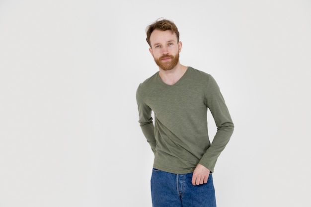 Uomo sorridente del colpo medio che indossa una camicia verde