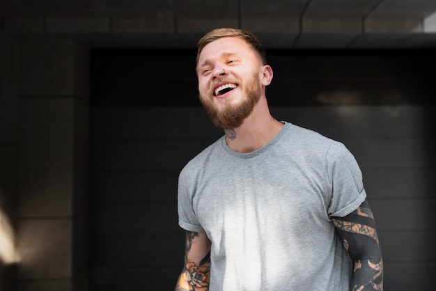 Photo medium shot smiley man with tattoos