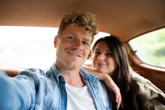 Medium shot smiley mensen in de auto