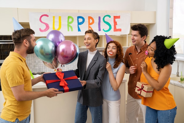 Foto gente sorridente del colpo medio che celebra all'interno