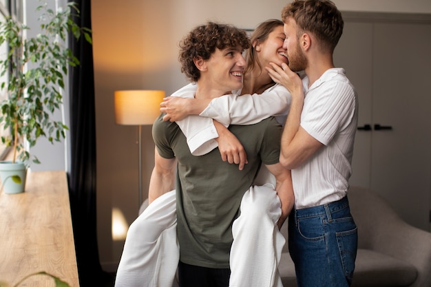 Foto persone sorridenti di tiro medio in relazione poliamore