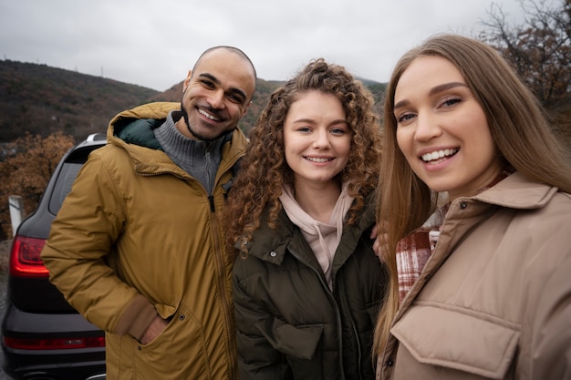 Photo medium shot smiley people taking selfie