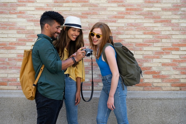 Foto persone sorridenti di tiro medio con macchina fotografica