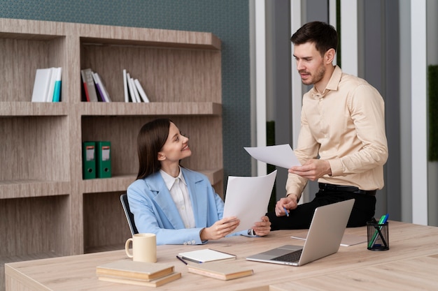 Foto persone sorridenti del colpo medio che lavorano insieme