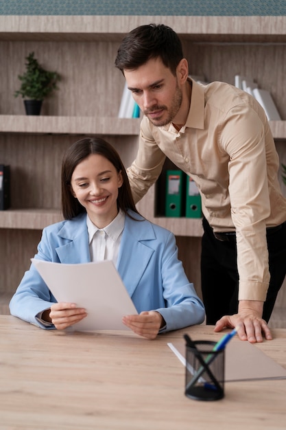 Foto persone sorridenti di tiro medio che lavorano