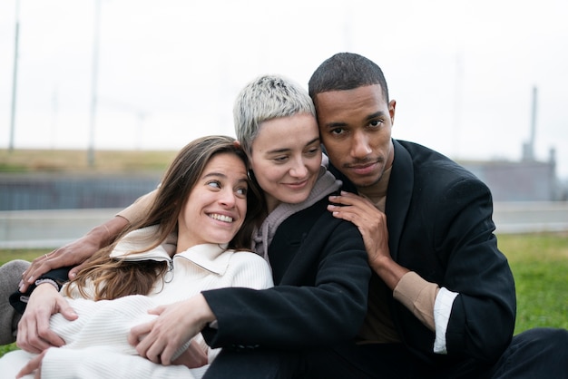 Photo medium shot smiley polyamorous partners