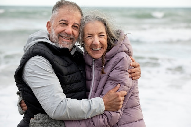 Photo medium shot smiley senior couple