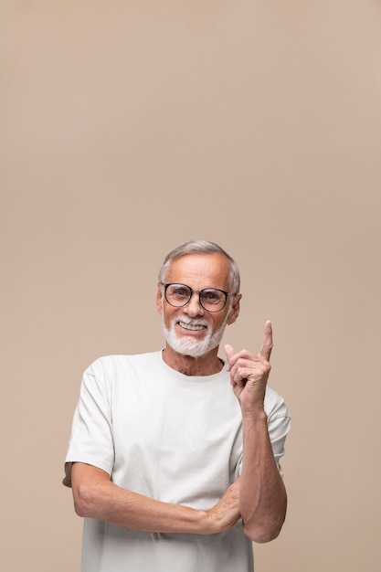 Foto uomo anziano sorridente con tiro medio