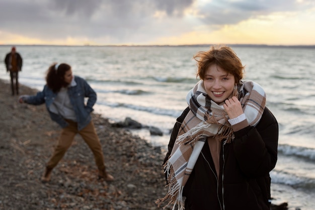 Medium shot smiley tieners aan zee