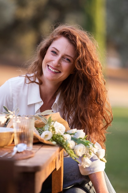 Foto medium shot smiley vrouw aan tafel