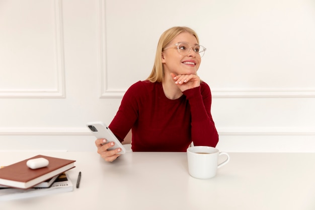 Foto medium shot smiley vrouw met apparaat