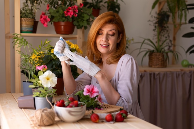 Foto medium shot smiley vrouw met bloemen