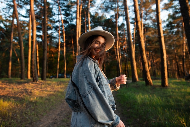 Medium shot smiley vrouw poseren in de natuur