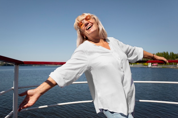 Photo medium shot smiley woman on boat