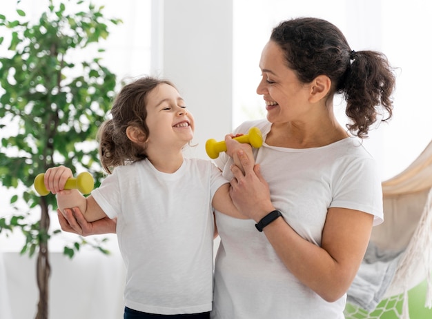 Photo medium shot smiley woman and girl