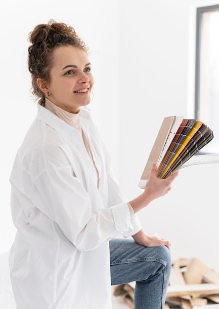 Foto tavolozza della holding della donna di smiley del colpo medio