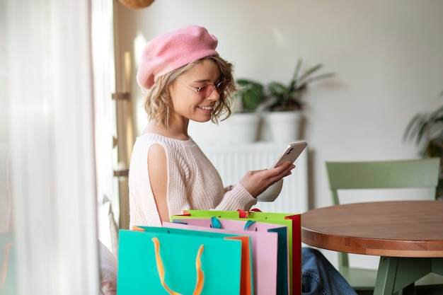 Photo medium shot smiley woman holding phone