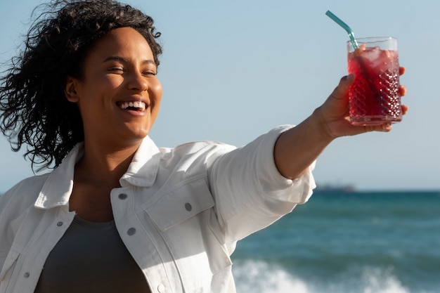 Photo medium shot smiley woman holding sangria