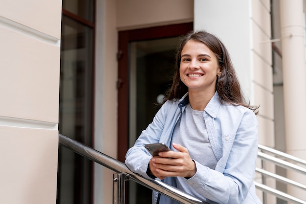 Foto donna sorridente di colpo medio all'aperto