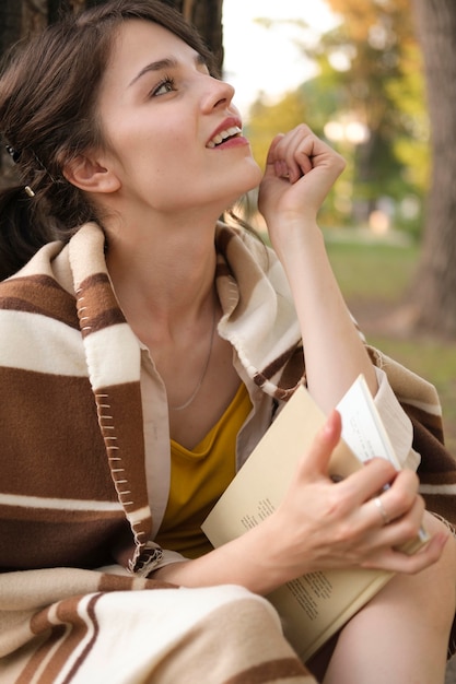 Photo medium shot smiley woman outside