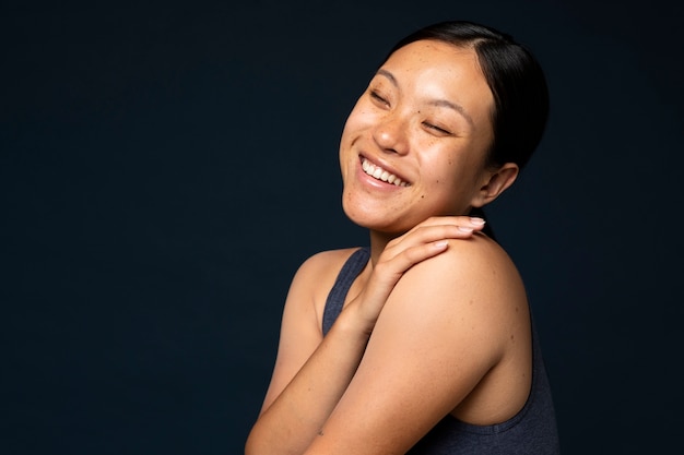 Medium shot smiley woman posing