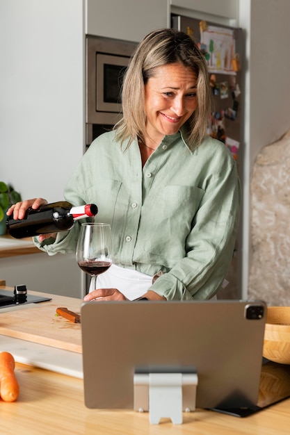 Photo medium shot smiley woman pouring wine