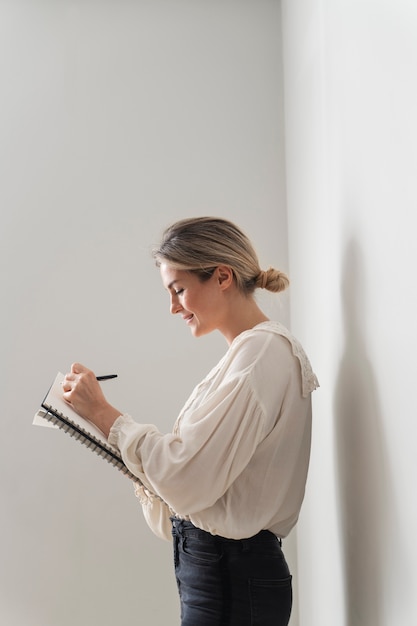 Photo medium shot smiley woman taking notes