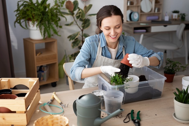 写真 ミディアムショットスマイリー女性移植植物