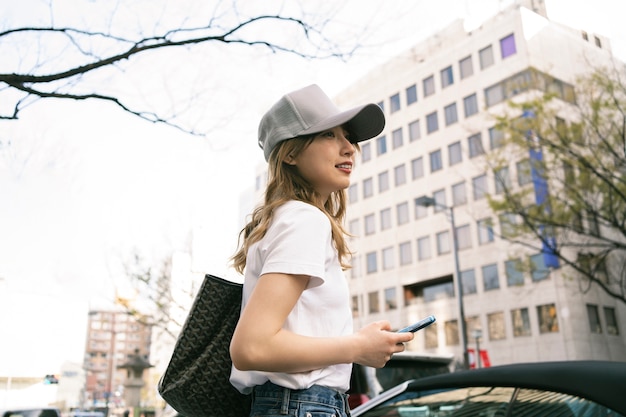 Photo medium shot smiley woman wearing trucker hat