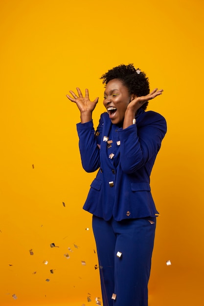 Medium shot smiley woman with confetti