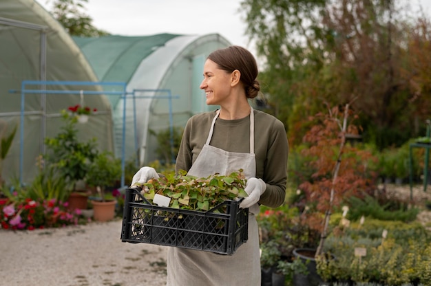 Photo medium shot smiley woman with crate