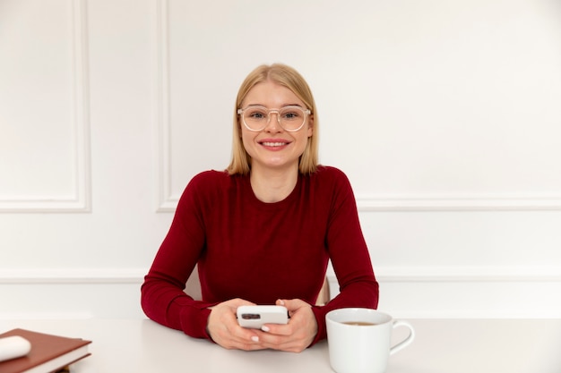 Photo medium shot smiley woman with device