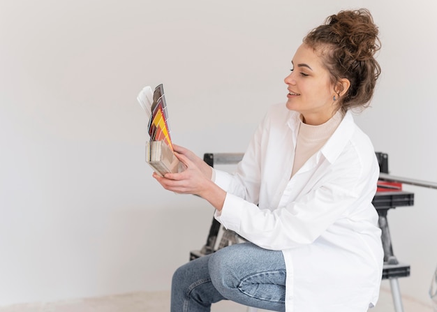 Medium shot smiley woman with palette