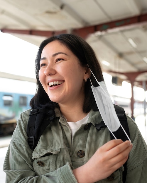 写真 フェイスマスクなしのミディアムショットスマイリー女性