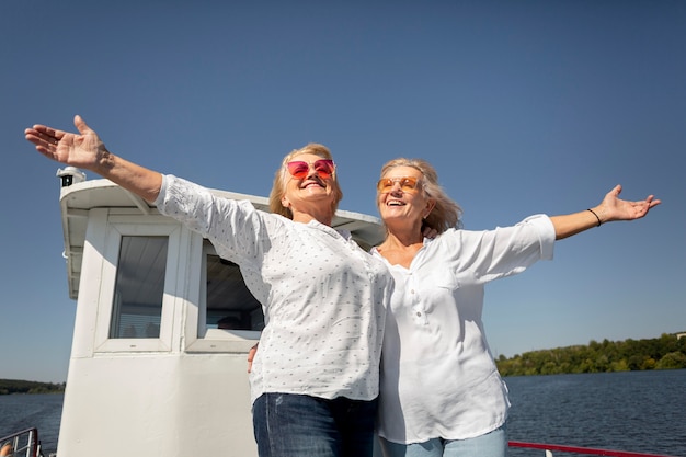 Foto donne sorridenti a tiro medio in barca